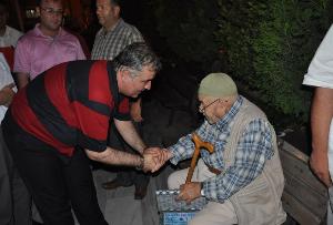 BAŞKAN ERGÜNEŞ TERAVİH NAMAZINI KARLITEPE'DE KILDI