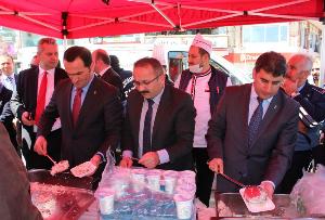 GAZİOSMANPAŞA MEYDAN'DA CUMA NAMAZI SONRASI HALKA PİLAV ŞÖLENİMİZ 