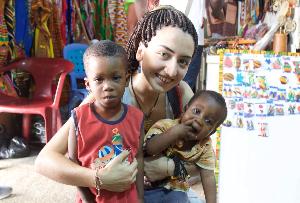 AK KADINLARDAN Afrika’daki Yoksul Öğrencilere Kırtasiye Yardımı